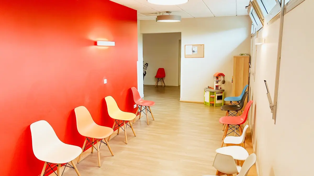 Salle d'attente avec espace enfants